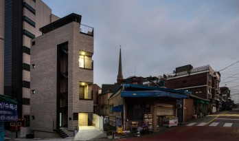 城市狭缝中的微型住宅K / Architects H2L