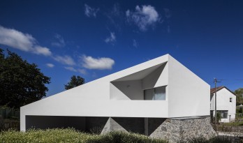 现代雕塑立体切割的艺术品：葡萄牙三角住宅