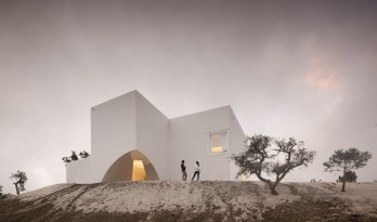 荒漠上的白色雕塑“花”：Fontinha 住宅 / Aires Mateus + SIA arquitectura