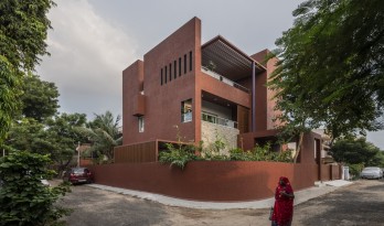 如火一般热情，如耕牛般内敛：印度“红盒子”之家 / The Grid Architects